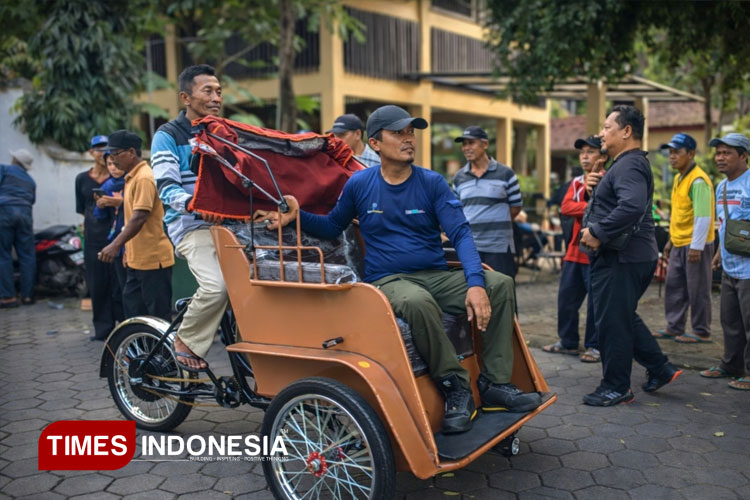 momen-test-drive-becak-listrik-bantuan-presiden-prabowo-di-banyuwangi-–-times-banyuwangi