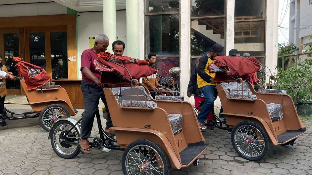 di-banyuwangi,-calon-penerima-mulai-uji-becak-listrik-bantuan-presiden