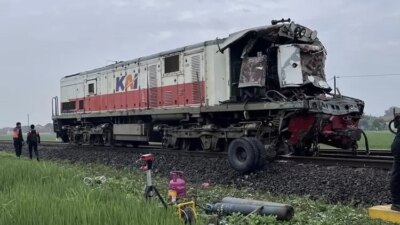 penumpang-selamat-asisten-masinis-terluka,-detik-detik-kereta-api-menoreh-tertemper-truk-tangki-di-cirebon,-jalur-ke-jakarta-lumpuh-sementara