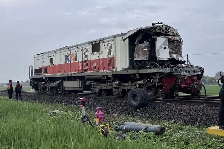 penumpang-selamat-asisten-masinis-terluka,-detik-detik-kereta-api-menoreh-tertemper-truk-tangki-di-cirebon,-jalur-ke-jakarta-lumpuh-sementara