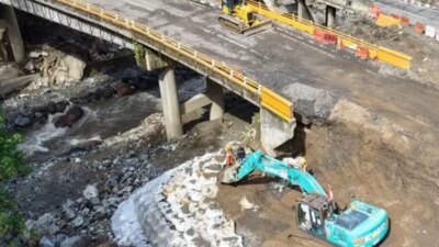 jalan-strategis-sumbar-dikebut,-andre-rosiade-pantau-langsung-progres-lembah-anai