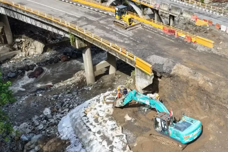 jalan-strategis-sumbar-dikebut,-andre-rosiade-pantau-langsung-progres-lembah-anai