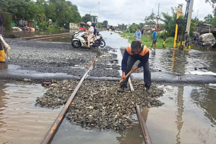 kai-bergerak-cepat-24-jam,-begini-proses-pemulihan-jalur-kereta-api-akibat-cuaca-ekstrem