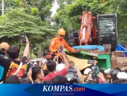 Momen Evakuasi Kecelakaan Beruntun Jadi Tontonan, Warga Berebut Rekam dari Dekat