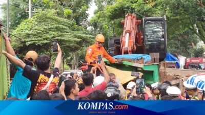 momen-evakuasi-kecelakaan-beruntun-jadi-tontonan,-warga-berebut-rekam-dari-dekat