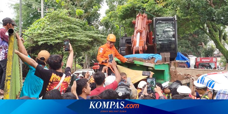 momen-evakuasi-kecelakaan-beruntun-jadi-tontonan,-warga-berebut-rekam-dari-dekat