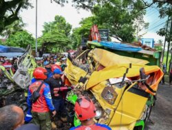 Tragis! Kecelakaan Beruntun di Kabat Banyuwangi, Sopir Dump Truck Tewas Terjepit Kabin