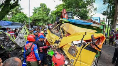 tragis!-kecelakaan-beruntun-di-kabat-banyuwangi,-sopir-dump-truck-tewas-terjepit-kabin