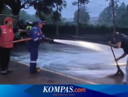 Lokasi Kecelakaan Beruntun Banyuwangi Penuh Tumpahan Solar, Petugas Damkar “Nyapu” Jalan