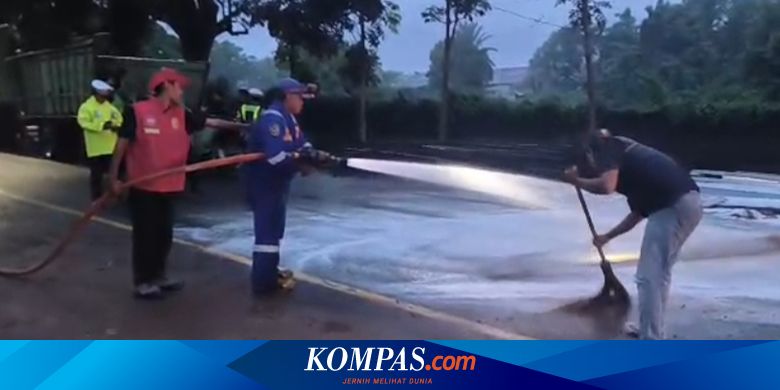 lokasi-kecelakaan-beruntun-banyuwangi-penuh-tumpahan-solar,-petugas-damkar-“nyapu”-jalan