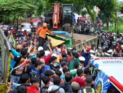 Detik-Detik Evakuasi Sopir Truk Terjepit dalam Kecelakaan Beruntun di Banyuwangi