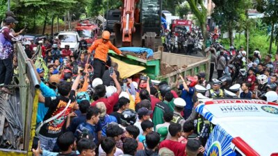 detik-detik-evakuasi-sopir-truk-terjepit-dalam-kecelakaan-beruntun-di-banyuwangi