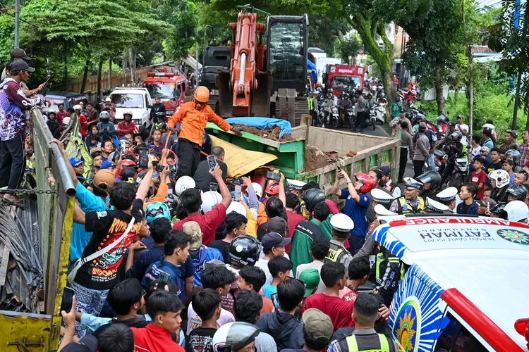 detik-detik-evakuasi-sopir-truk-terjepit-dalam-kecelakaan-beruntun-di-banyuwangi