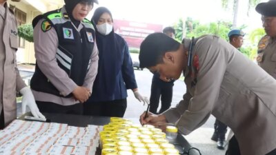 belum-dua-pekan-menjabat,-kapolresta-banyuwangi-gelar-tes-urine-massal-anggota