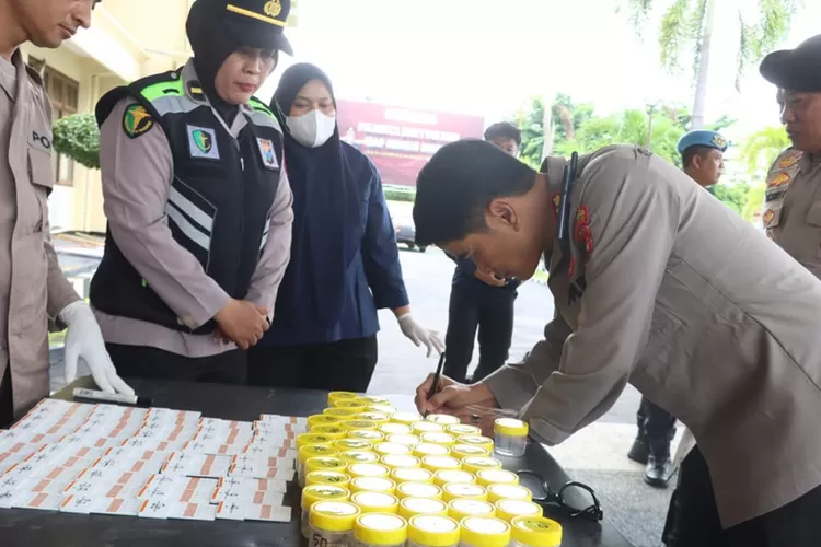 belum-dua-pekan-menjabat,-kapolresta-banyuwangi-gelar-tes-urine-massal-anggota