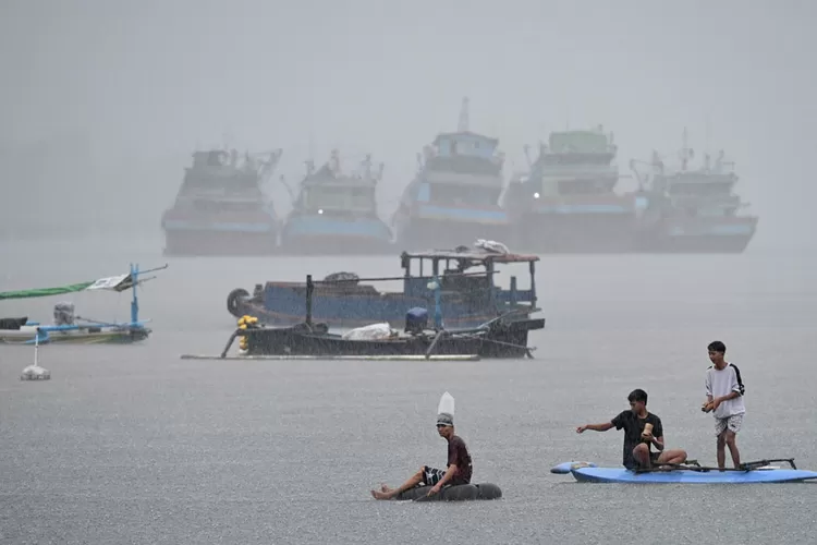 bmkg-banyuwangi-peringatkan-gelombang-tinggi-4-meter,-pelayaran-diminta-waspada