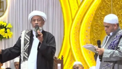 menuju-surabaya-hadiri-haul-kh-asrori,-mufti-syafi’iyah-makkah-al-habib-umar-al-jailani-wafat-di-pesawat-–-times-banyuwangi