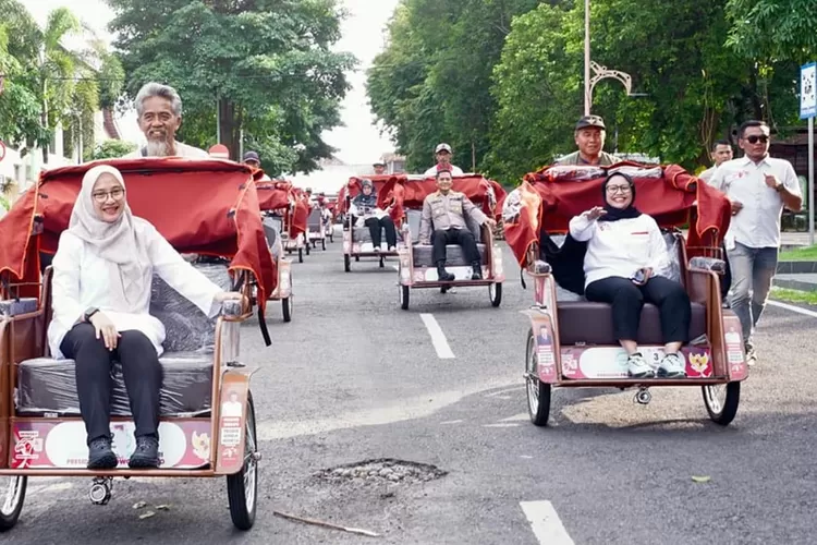 presiden-prabowo-serahkan-200-becak-listrik-di-banyuwangi,-ringankan-beban-tukang-becak-lansia