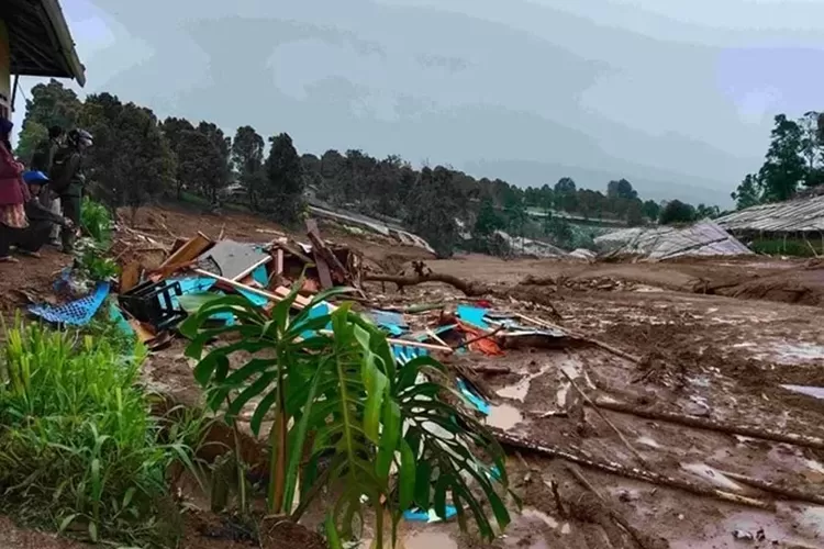 82-orang-hilang-akibat-longsor-di-bandung-barat,-bnpb-kerahkan-operasi-modifikasi-cuaca