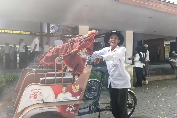 misdi,-pembecak-lansia-banyuwangi-yang-kini-punya-harapan-baru-berkat-becak-listrik-presiden-prabowo