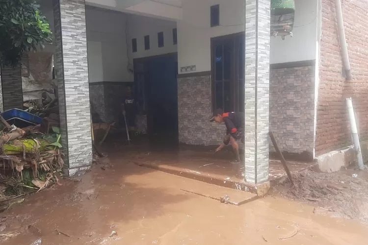 banjir-bandang-situbondo-rendam-6.324-rumah-di-lima-kecamatan,-korban-terdampak-terus-bertambah