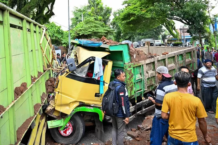 update-kecelakaan-beruntun-di-jalan-raya-kabat-banyuwangi,-sopir-dump-truck-meninggal-dunia
