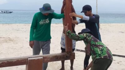 swadaya-pokdarwis,-papan-‘welcome-pulau-tabuhan’-diperbaiki-kembali-jadi-spot-foto-favorit-wisatawan