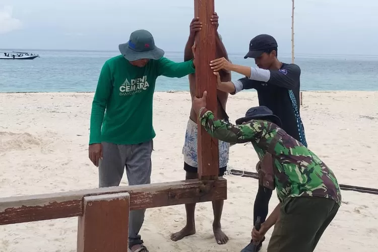 swadaya-pokdarwis,-papan-‘welcome-pulau-tabuhan’-diperbaiki-kembali-jadi-spot-foto-favorit-wisatawan