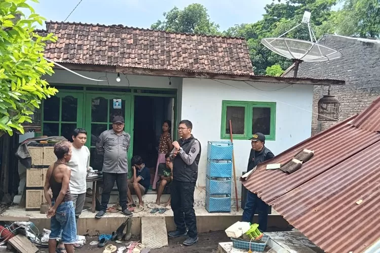 pokdar-kamtibmas-polres-situbondo-dan-fkdm-turun-ke-lokasi-banjir-banyuglugur,-salurkan-sembako-dan-kerja-bakti