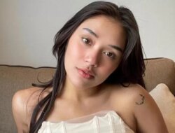 Keluarga Ungkap Lula Lahfah Sembunyikan Sakit Demi Orang Tua, Reza Arap Cium Nisan Kekasih