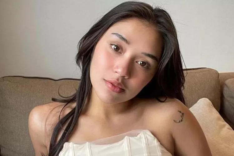 keluarga-ungkap-lula-lahfah-sembunyikan-sakit-demi-orang-tua,-reza-arap-cium-nisan-kekasih