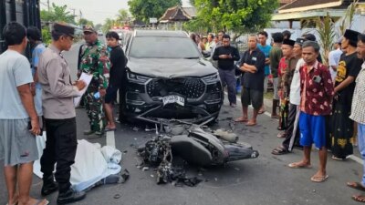 laka-beruntun-di-bangorejo-banyuwangi,-pengendara-motor-tewas-usai-tabrak-dua-mobil
