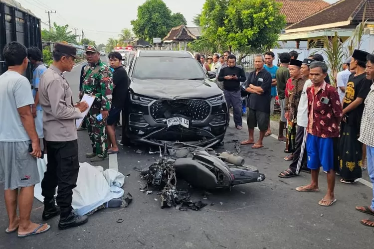 laka-beruntun-di-bangorejo-banyuwangi,-pengendara-motor-tewas-usai-tabrak-dua-mobil