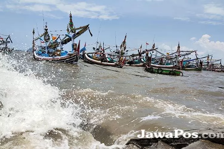 bmkg-banyuwangi-perpanjang-peringatan-gelombang-tinggi,-laut-selatan-berpotensi-capai-4-meter