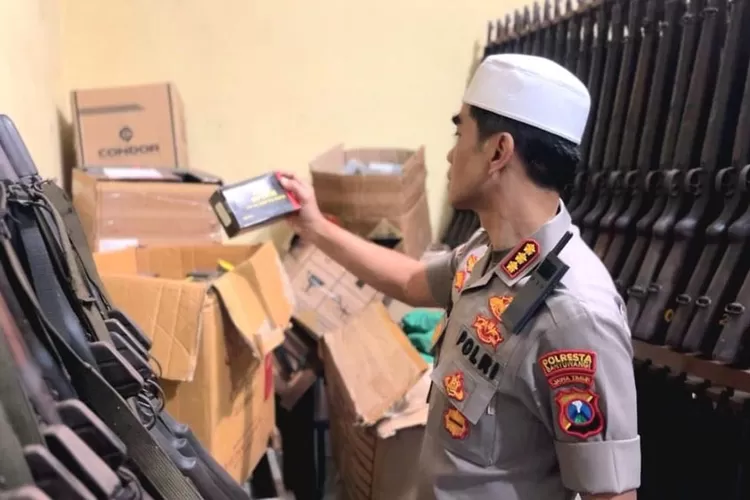 kapolresta-banyuwangi-cek-rutan,-senjata-api,-dan-peralatan-dinas-untuk-pastikan-kesiapsiagaan-personel