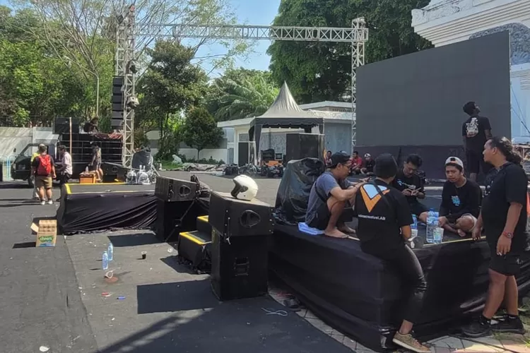 konser-ari-lesmana-di-taman-blambangan-banyuwangi-batal-digelar,-panitia-akui-gagal-administrasi