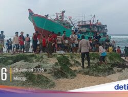 Kapal Nelayan dari Banyuwangi Patah dan Terdampar di Sumba Barat Daya