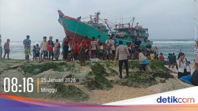 kapal-nelayan-dari-banyuwangi-patah-dan-terdampar-di-sumba-barat-daya
