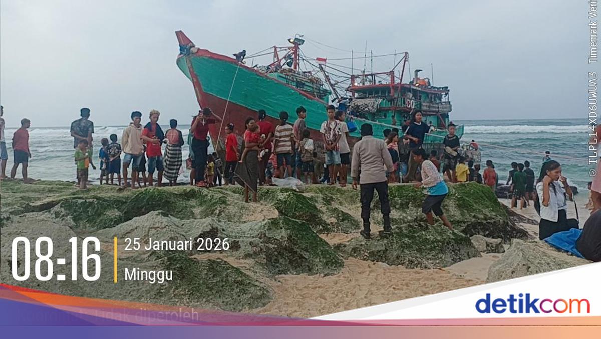 kapal-nelayan-dari-banyuwangi-patah-dan-terdampar-di-sumba-barat-daya