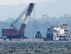 Pengangkatan Bangkai KMP Tunu Pratama Jaya Mulai Bergerak, Kapal Crane Beroperasi di Selat Bali