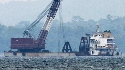 pengangkatan-bangkai-kmp-tunu-pratama-jaya-mulai-bergerak,-kapal-crane-beroperasi-di-selat-bali
