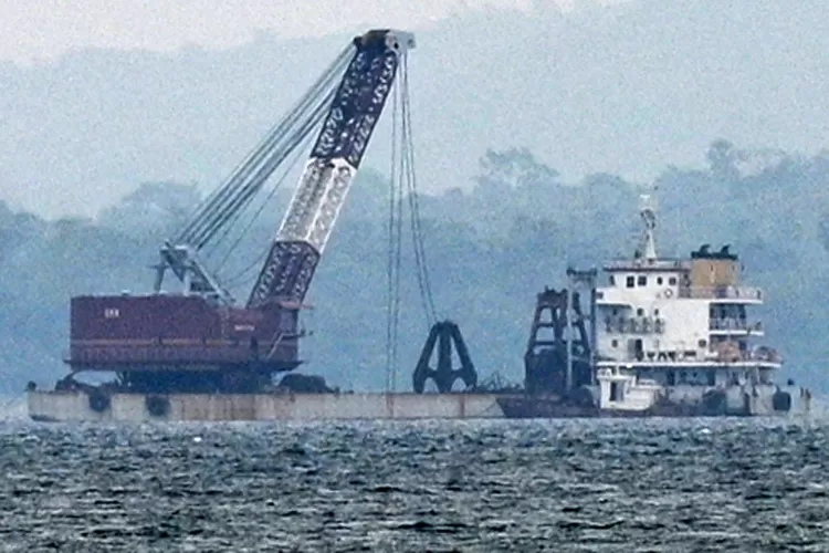 pengangkatan-bangkai-kmp-tunu-pratama-jaya-mulai-bergerak,-kapal-crane-beroperasi-di-selat-bali