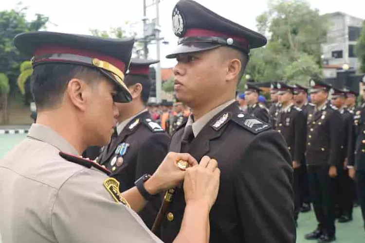 72-personel-polresta-banyuwangi-terima-satyalancana-pengabdian,-kapolresta-tekankan-etika-dan-integritas