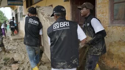 bri-peduli-turun-tangan-pulihkan-sekolah-pascabencana-aceh:-relawan-bersihkan-sd-tugu-upah,-dukung-pendidikan-bangkit-kembali