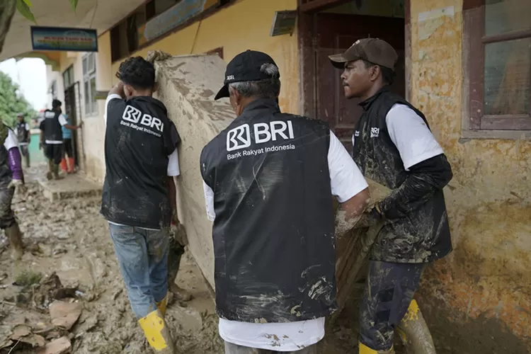 bri-peduli-turun-tangan-pulihkan-sekolah-pascabencana-aceh:-relawan-bersihkan-sd-tugu-upah,-dukung-pendidikan-bangkit-kembali