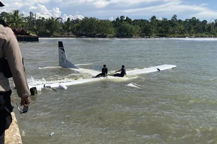 detik-detik-pesawat-smart-air-jatuh-di-perairan-papua