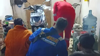 petugas-damkar-evakuasi-ular-berbisa-masuk-dalam-motor-warga