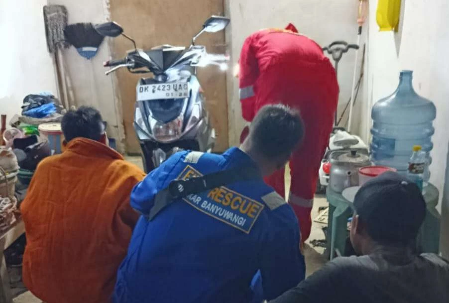 petugas-damkar-evakuasi-ular-berbisa-masuk-dalam-motor-warga