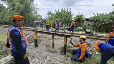 bahaya-mengintai!-kai-tutup-pelintasan-ilegal-di-kediri,-ini-alasannya