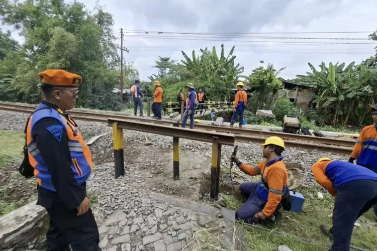 bahaya-mengintai!-kai-tutup-pelintasan-ilegal-di-kediri,-ini-alasannya